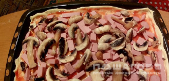 Фото приготовления рецепта: Грибная пицца с колбасой и сыром - шаг 5