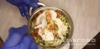 Фото приготовления рецепта: Зимняя окрошка с килькой в томатном соусе - шаг 4