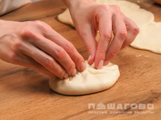 Фото приготовления рецепта: Грузинский хачапури с сыром классический рецепт - шаг 6