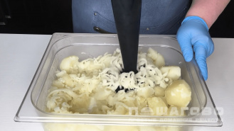 Фото приготовления рецепта: Картофельные зразы с грибами - шаг 4