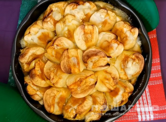 Фото приготовления рецепта: Яблочный пирог-перевертыш - шаг 4