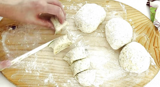 Фото приготовления рецепта: Хлебные палочки с луком - шаг 7
