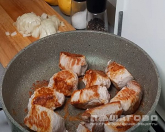 Фото приготовления рецепта: Мясо с айвой - шаг 1