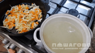 Фото приготовления рецепта: Суп с тыквой на курином бульоне - шаг 2