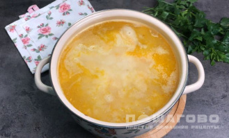 Фото приготовления рецепта: Рыбный суп с плавленым сыром - шаг 6