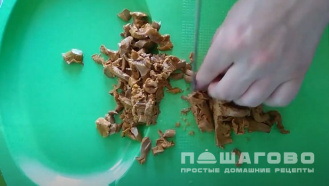 Фото приготовления рецепта: Салат с бужениной и грибами с луком и сыром - шаг 4
