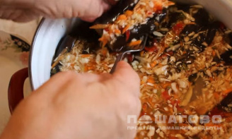 Фото приготовления рецепта: Квашеные баклажаны с капустой - шаг 7