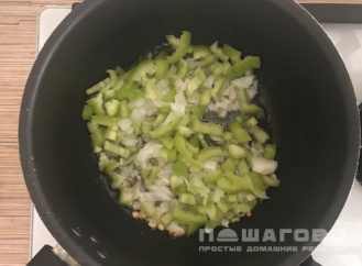 Фото приготовления рецепта: Салат с баклажанами и фасолью на зиму - шаг 7
