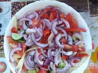 Фото приготовления рецепта: Салат греческий с фетой и помидорами по-домашнему - шаг 2