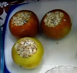 Фото приготовления рецепта: Запеченное яблоко с изюмом и овсянкой - шаг 3