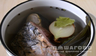 Фото приготовления рецепта: Уха из сазана с водкой - шаг 3