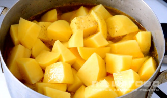 Фото приготовления рецепта: Тушеный картофель с тушенкой и зеленью - шаг 2