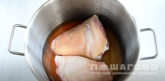 Фото приготовления рецепта: Свиная рулька по-чешски - шаг 2