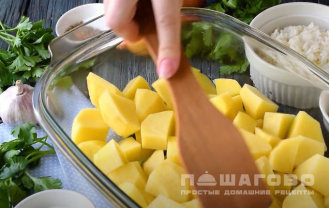 Фото приготовления рецепта: Тефтели с картошкой в сметанно-томатном соусе - шаг 2