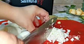 Фото приготовления рецепта: Салат "Подсолнух" 🌻 с курицей и грибами - шаг 3