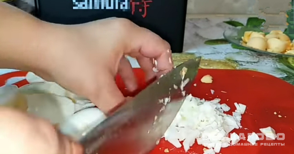 Фото приготовления рецепта: Салат "Подсолнух" 🌻 с курицей и грибами - шаг 3