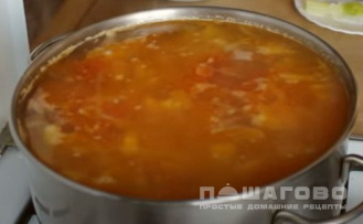 Фото приготовления рецепта: Вегетарианский суп с капустой - шаг 10
