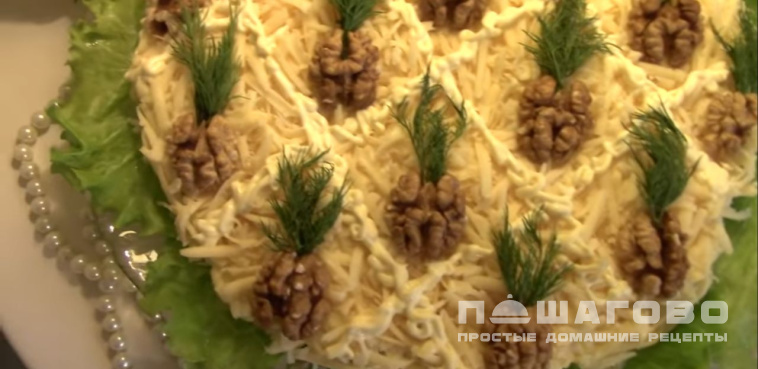 Новогодний салат с курицей, сыром и ананасами