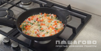 Фото приготовления рецепта: Голец с рисом - шаг 5