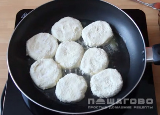 Фото приготовления рецепта: Сырники домашние с манкой и сметаной - шаг 4