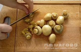 Фото приготовления рецепта: Салат из маринованных грибов - шаг 2