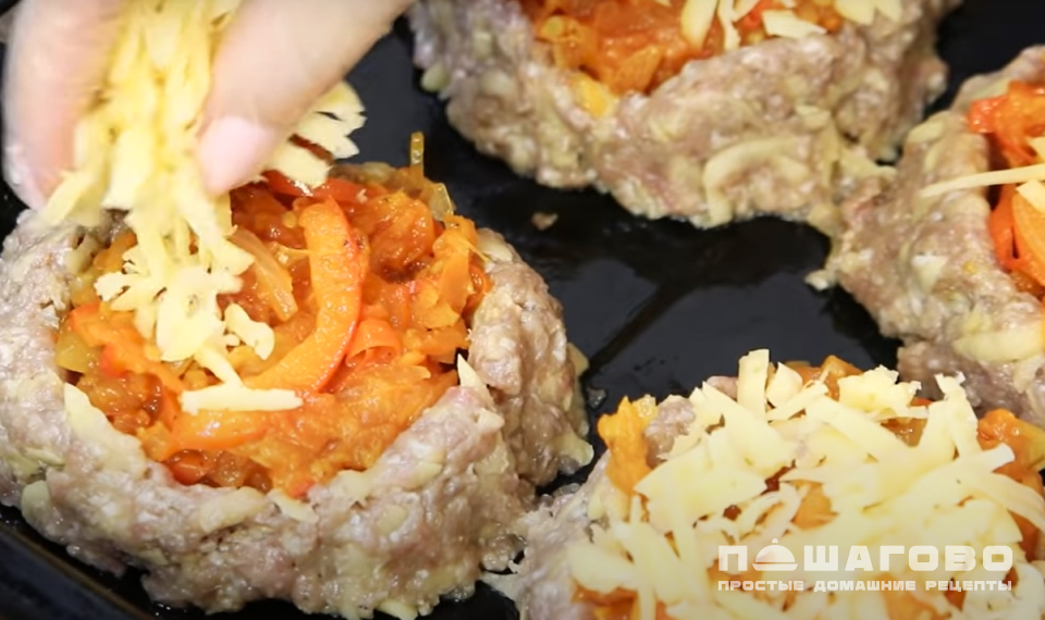 Фото приготовления рецепта: Ватрушка мясная - шаг 7