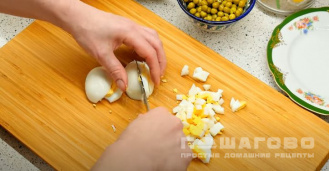 Фото приготовления рецепта: Начинка для блинов из крабовых палочек - шаг 2