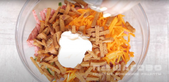 Фото приготовления рецепта: Салат с корейской морковью и сухарями - шаг 3