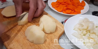 Фото приготовления рецепта: Уха из линя с картофелем - шаг 2
