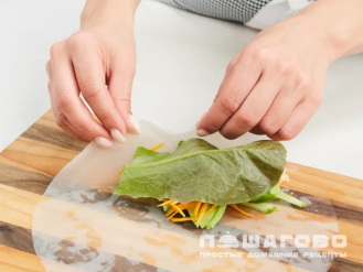 Фото приготовления рецепта: Спринг-роллы с королевскими креветками - шаг 5