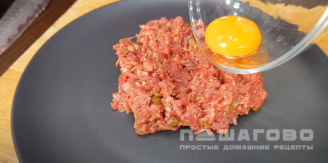 Фото приготовления рецепта: Бифштекс по-татарски - шаг 11