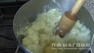 Фото приготовления рецепта: Бифарше (запеканка из картофельного пюре и куриного фарша) - шаг 10