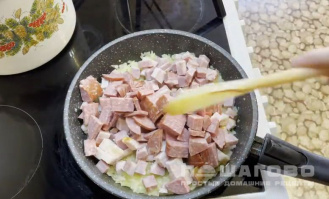 Фото приготовления рецепта: Сборная солянка из куриной грудки с колбасой - шаг 2