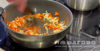 Фото приготовления рецепта: Кускус с курицей и болгарским перцем - шаг 5
