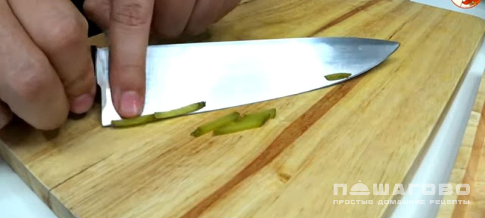 Фото приготовления рецепта: Салат со свининой и кукурузой - шаг 5
