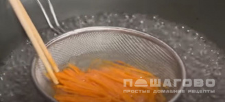 Фото приготовления рецепта: Салат из медуз - шаг 5