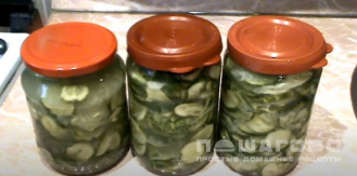 Фото приготовления рецепта: Сырой салат из огурцов на зиму - шаг 9