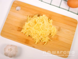 Фото приготовления рецепта: Картофельная запеканка из сырого картофеля - шаг 1