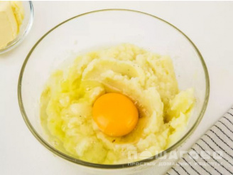 Фото приготовления рецепта: Пюре с яйцом и сыром - шаг 4