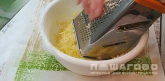 Фото приготовления рецепта: Картофельные драники с фаршем - шаг 2