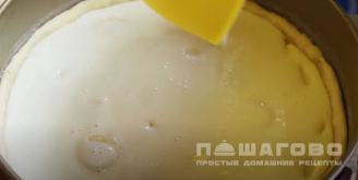 Фото приготовления рецепта: Заливной пирог с бананами - шаг 9