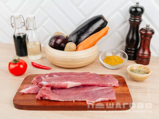 Фото приготовления рецепта: Рагу из свинины с овощами на сковороде - шаг 1