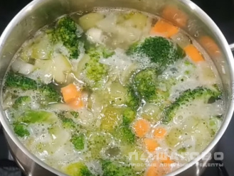 Фото приготовления рецепта: Суп-пюре из брокколи с сыром - шаг 3