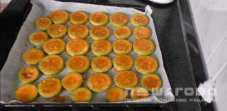 Фото приготовления рецепта: Кабачки в духовке с помидорами и сыром - шаг 3