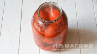 Фото приготовления рецепта: Соленые помидоры с чесноком - шаг 1