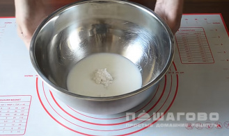 Фото приготовления рецепта: Рогалики на молоке - шаг 1