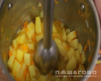 Фото приготовления рецепта: Сырный крем-суп - шаг 5
