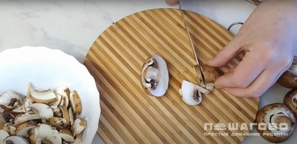 Фото приготовления рецепта: Слоеный салат с копченой курицей, отварным картофелем и грибами - шаг 1