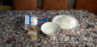 Фото приготовления рецепта: Заливной пирог с клубникой - шаг 1