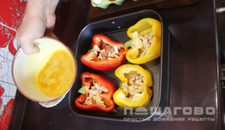 Фото приготовления рецепта: Яичница в перце с помидорами - шаг 2